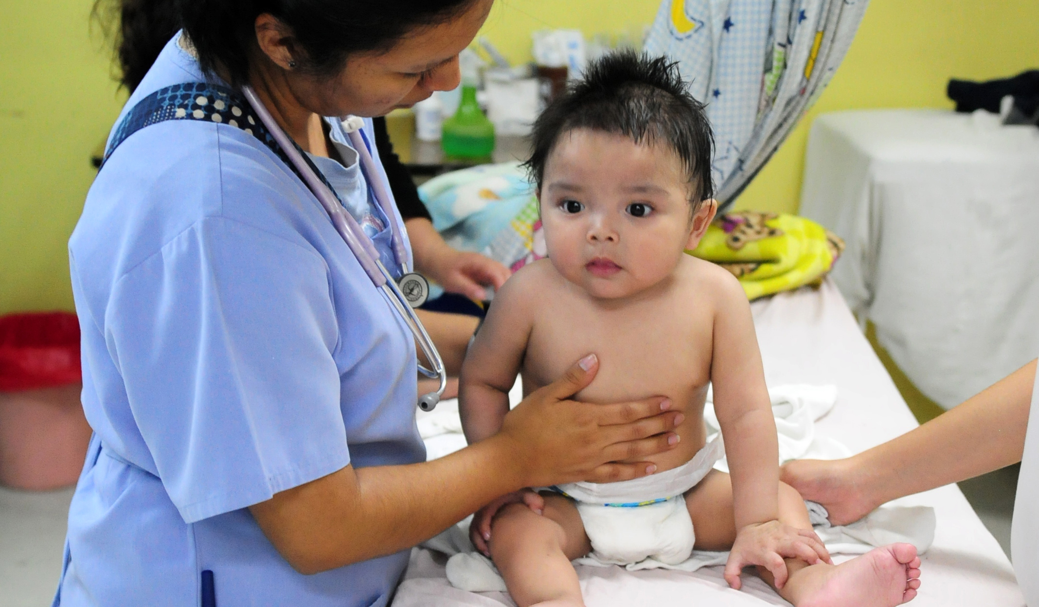  Guatemala_infant_examined_ San_Juan_de_Dios_Hospital-Maria-Fleischmann-WB