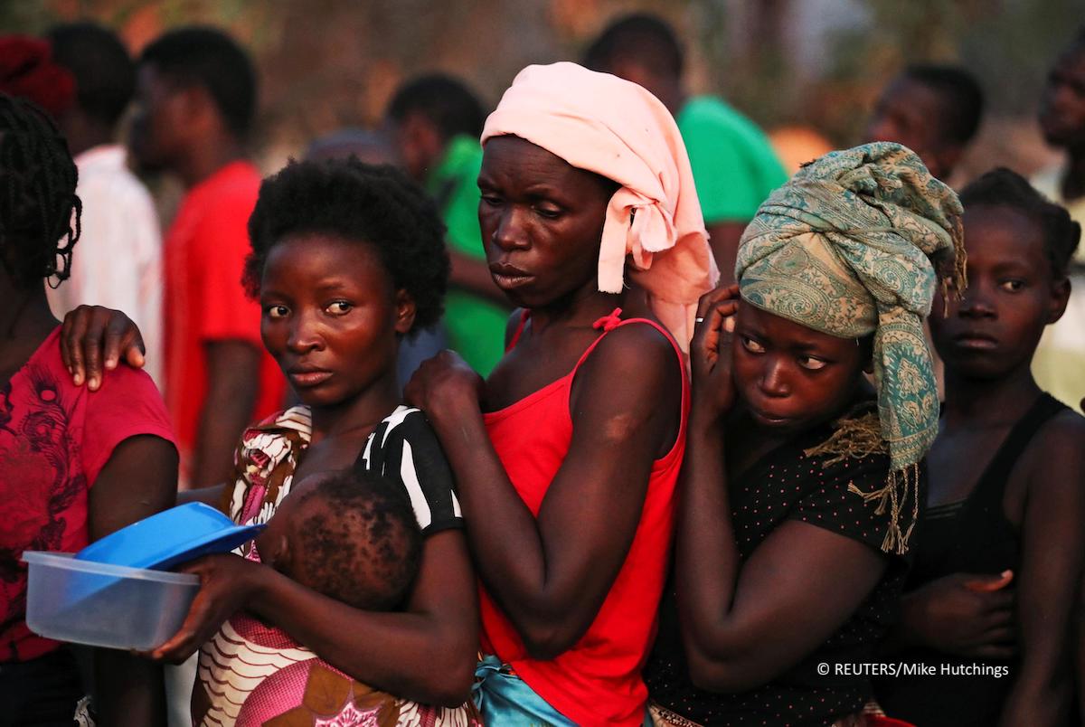  Women wait for food at a camp for people displaced in the aftermath of Cyclone Idai, in Beira, Mozambique, on March 26, 2019. REUTERS/Mike Hutchings 